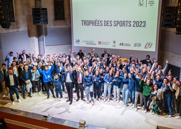 Photo : L'ensemble des étudiantes et étudiants récompensés pour la traditionnelle photo de fin de la cérémonie © Gautier Dufau