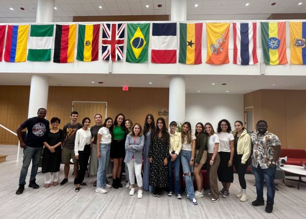 Photo : Lorette Pouhet, 7th from the right, with other international students @ University of Cincinnati 