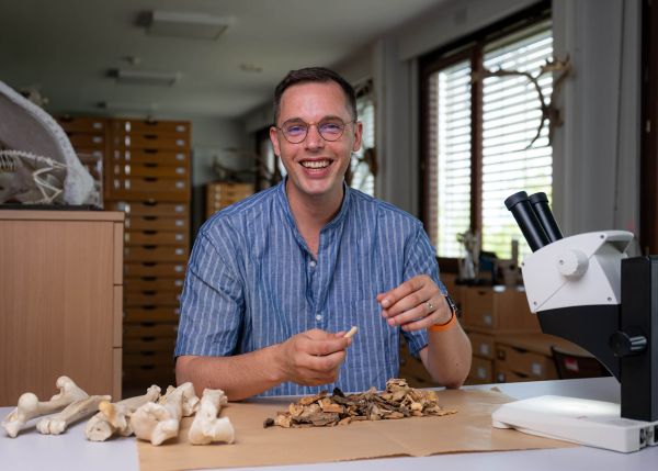 Photo : Grâce au financement de l'ERC, Luc Doyon a pour projet de déterminer les fonctions des outils en os © Gautier Dufau - université de Bordeaux