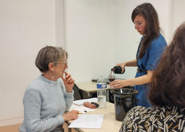 Photo : Plusieurs échantillons odorants sont proposés pendant l'atelier  © université de Bordeaux