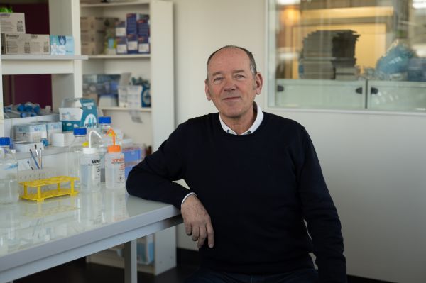 Photo : Le neurobiologiste Christophe Mulle est directeur de recherche au CNRS et co-directeur de l'équipe « Synapse et circuits neuronaux » à l’Institut interdisciplinaire de neurosciences © Arnaud Rodriguez-Bordeaux Neurocampus