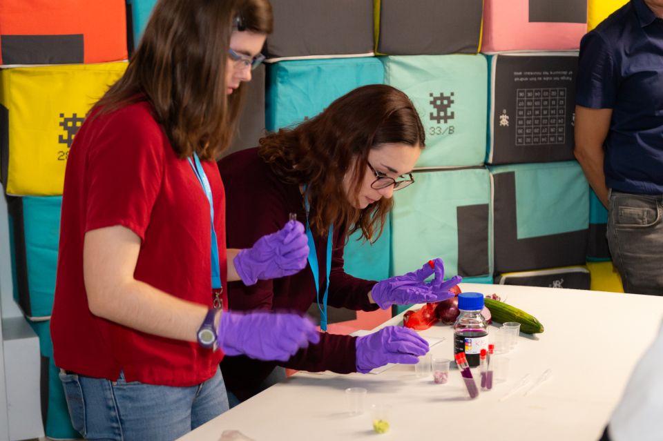     La Nuit européenne des chercheurs propose des rencontres entre les scientifiques et le public - Cap Sciences 2019 © G.D.Photos - université de Bordeaux

