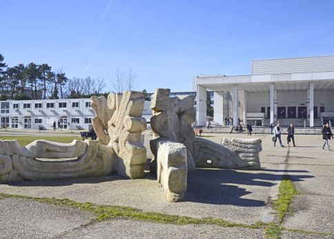 Photo Œuvre d'art de Yasuo Mizui, Fontaine pétrifiée 1968 © Olivier Got - université de Bordeaux 
