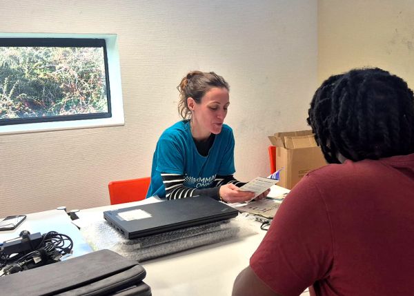 Photo : Cécile, développeuse web de profession, a choisi d'être bénévole chez Emmaüs Connect pour aider les personnes en situation de précarité à «reprendre le pouvoir sur l'informatique» © université de Bordeaux