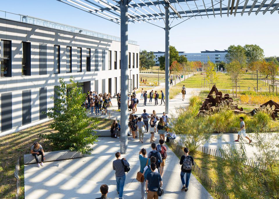 Patio du bâtiment B18 sur le campus Bordes © Arthur Pequin