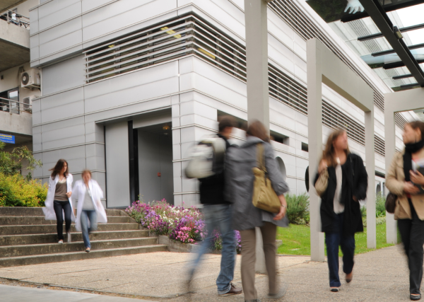 Photo : Bâtiment de l'UFR de Pharmacie, campus Carreire  © Lionel Lizet