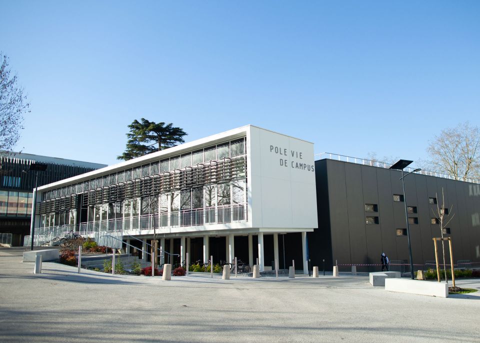 Dédié à la vie de campus et foisonnant d'activités et de services, le pôle de vie jouxte le restaurant universitaire Le Mascaret © Université de Bordeaux