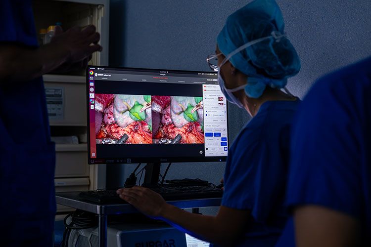 La réalité augmentée provenant des scans du patient est appliquée sur les images de l'opération en cours © Gautier Dufau 