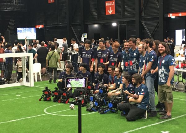 Photo : Rhoban pose avec CIT Brains après avoir remporté la finale © université de Bordeaux