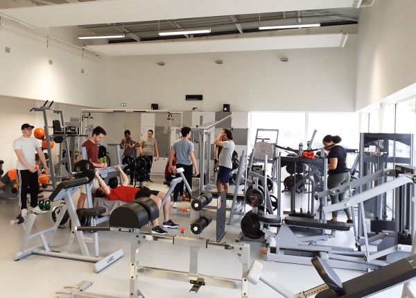 Photo : La halle des sports du stadium Monadey a été rénovée en 2021, avec notamment une salle de musculation accessible à la pratique libre © université de Bordeaux