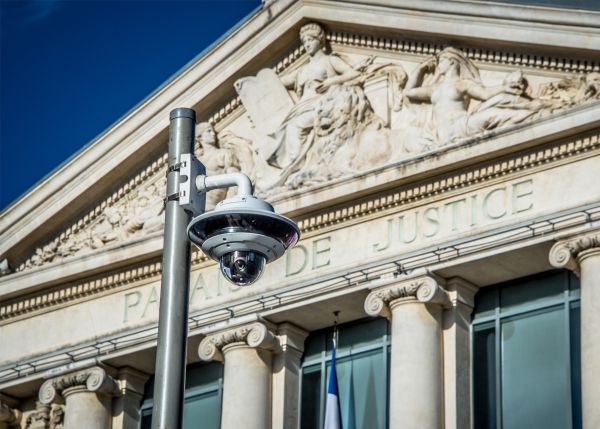 Photo : Une caméra de vidéosurveillance à proximité du palais de justice de Nice, ville la plus équipée de France avec plus de 4000 de ces appareils en service. © Pictarena / Adobe Stock 