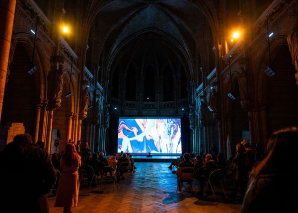 Photo : Makrokosmos, une des quatre résidences de FACTS 2023, a abordé la question des échelles de temps stellaires dans la chapelle du CROUS © Gautier Dufau