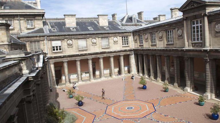 Photo : Cour d'honneur au campus Victoire © Lionel Lizet