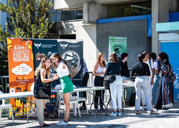 Photo : Rejoindre une association étudiante n'est qu'une des nombreuses manières de s'engager durant ses études à l'université - Village associatif, Fête la rentrée sur le campus Carreire © Gautier Dufau