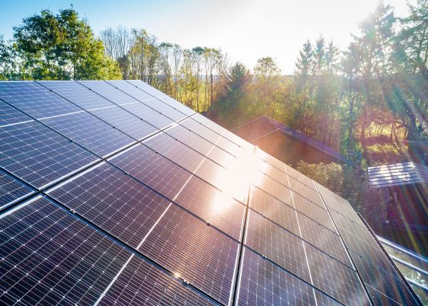 Photo : Les métaux utilisés dans les panneaux photovoltaïques ont une durée de vie courte © mmphoto - Adobe Stock