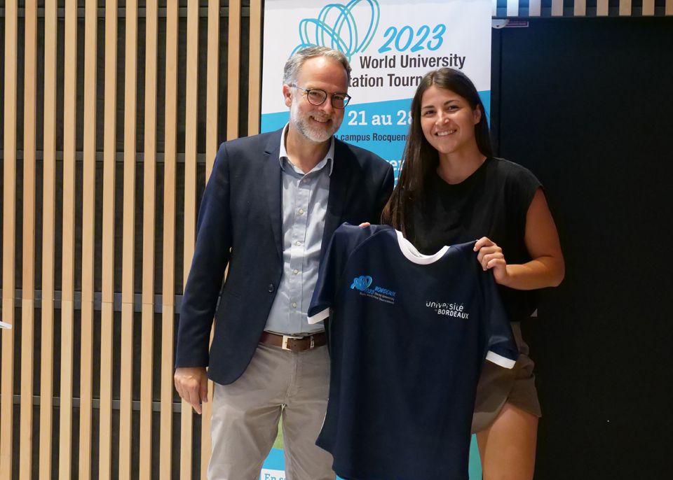 Olivier Pujolar, Vice-President for partnerships, and Cloé Da Costa, captain of the women's team, present the official Bordeaux team jersey © Université de Bordeaux